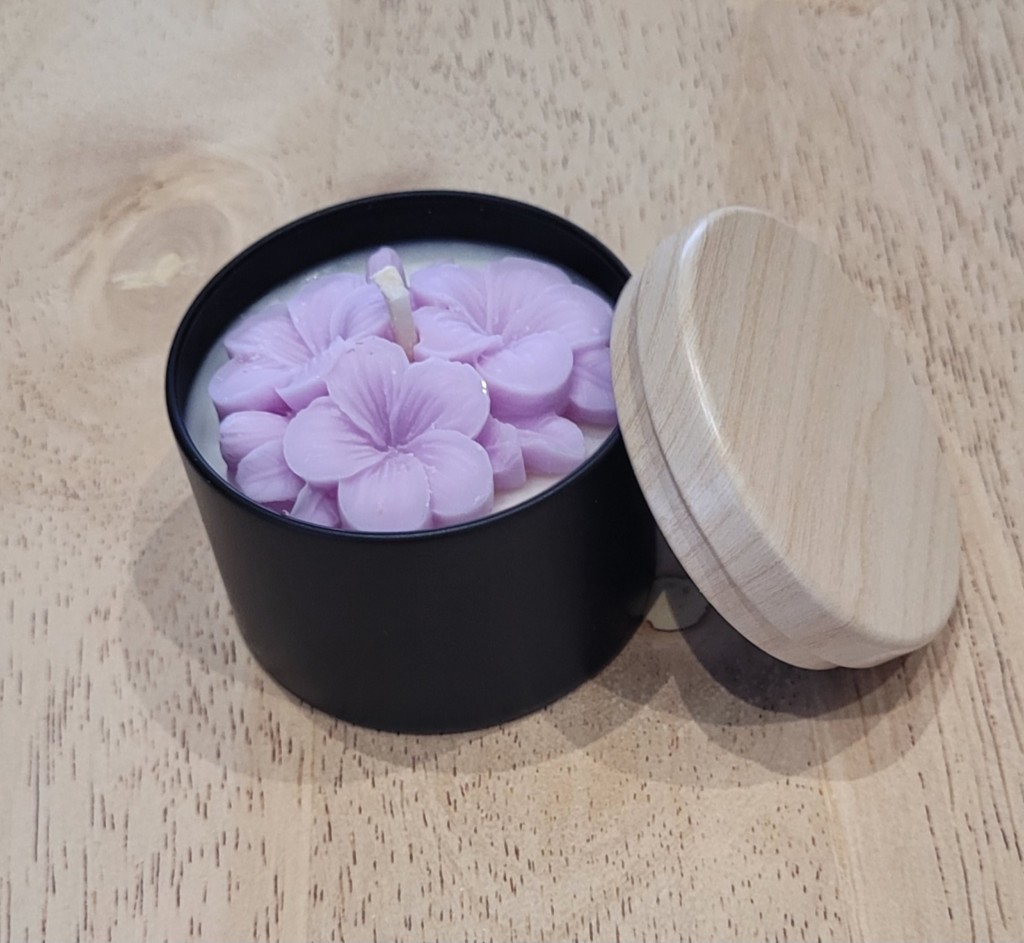 Bougie décoration boîte métal ouverte et fleur