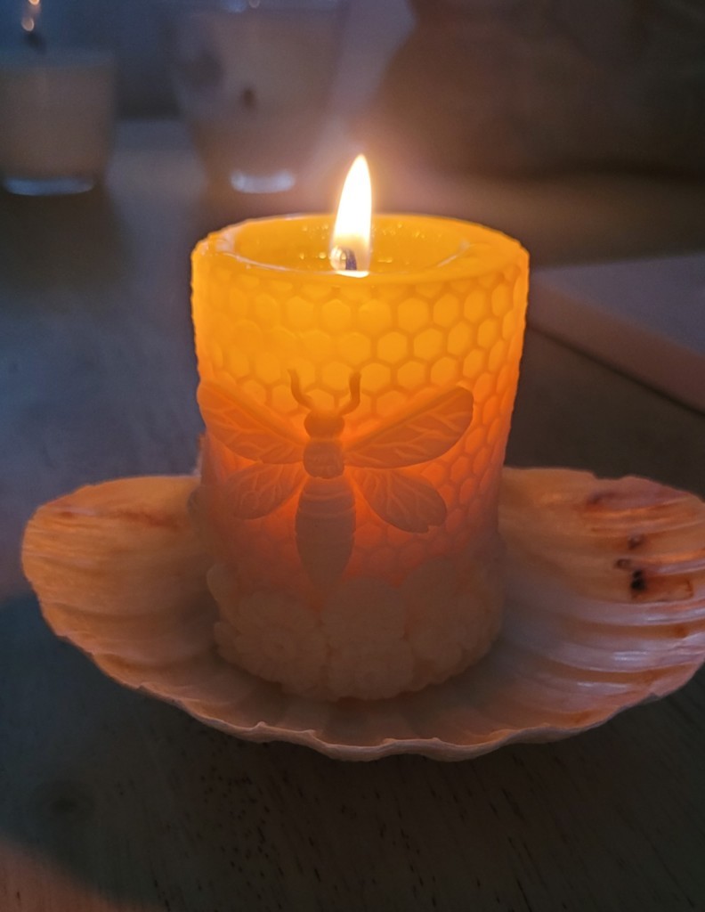 Bougie abeilles cire d'abeille allumée