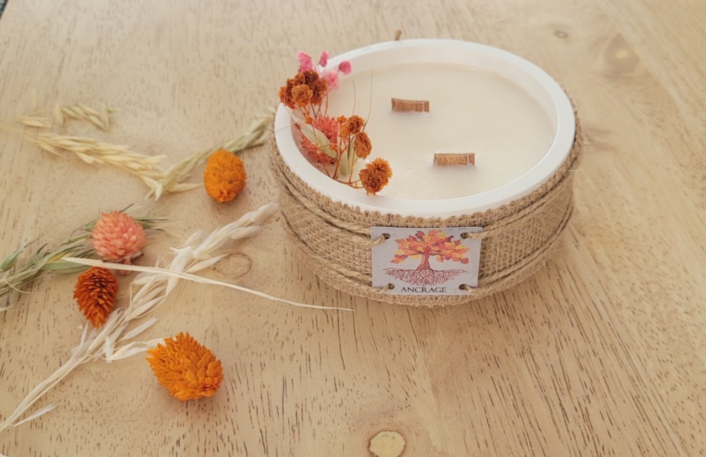 Bougie d'intention ancrage mèches bois et fleurs séchées