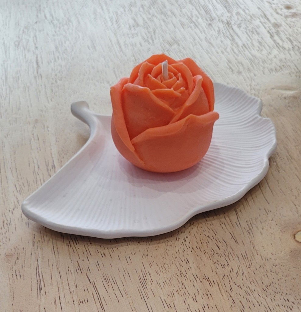 Bougie rose orange M sur socle