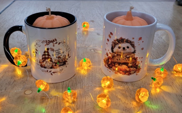 Bougies citrouille dans mugs