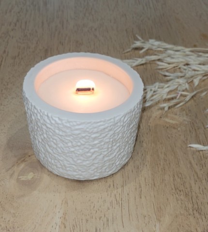 Bougie moule blanc mèche bois allumée