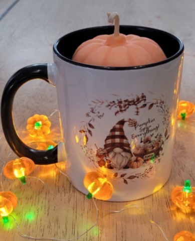 Bougie citrouille dans mug gnome