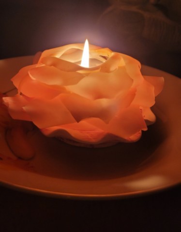 Bougie rose réaliste allumée